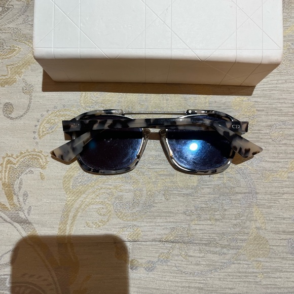 Lightly used Dior Cheetah mirrored sunglasses - Picture 8 of 9